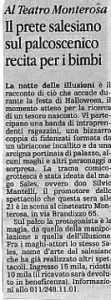 Il prete salesiano sul palcoscenico recita per i bimbi