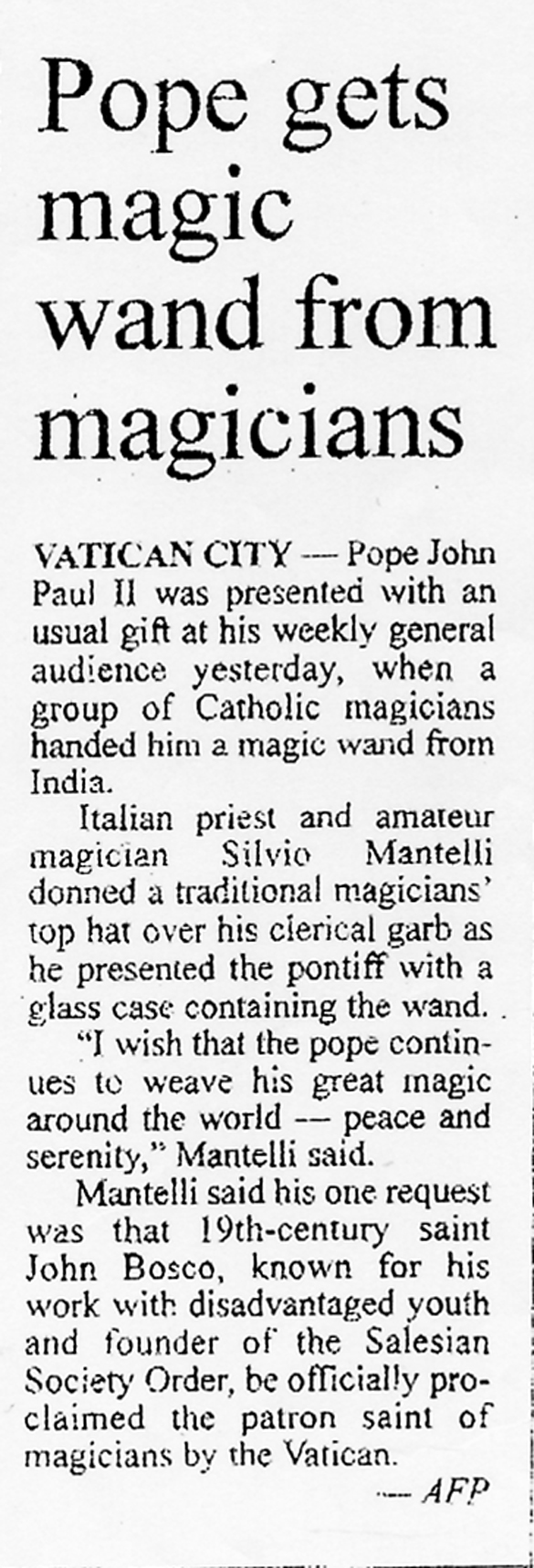 Ritaglio: Pope gets magic wand from magicians