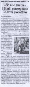 “No alle guerre” i bimbi consegnano le armi giocattolo
