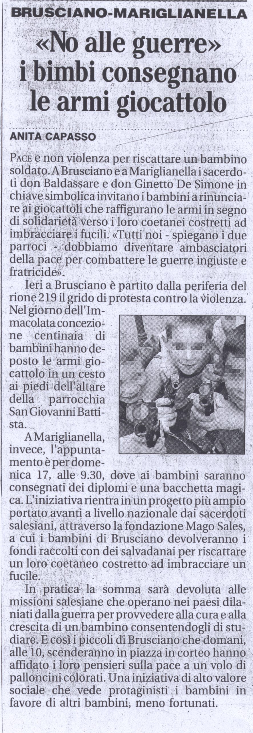 Ritaglio: "No alle guerre" i bimbi consegnano le armi giocattolo